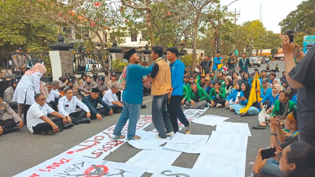 Aksi teatrikal yang dilakukan mahasiswa saat menggelar aksi damai di depan kantor DPRD Tulungagung, Rabu (24/6/2026).(RAHIIQ AL BACHRI/RADAR TULUNGAGUNG)