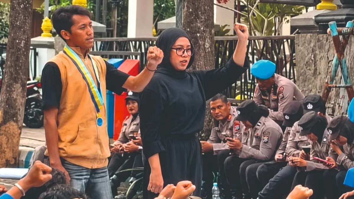 Laily Rodiyatul saat terlibat dalam aksi damai di depan kantor DPRD Tulungagung, Rabu (24/6/20260.(RAHIIQ AL BACHRI/RADAR TULUNGAGUNG)