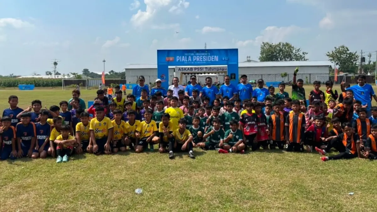 Plt Bupati Tulungagung Ahmad Baharudin berfoto bersama peserta Festival Grassroots Piala Presiden 2026 di lapangan Ngujang (24/6).