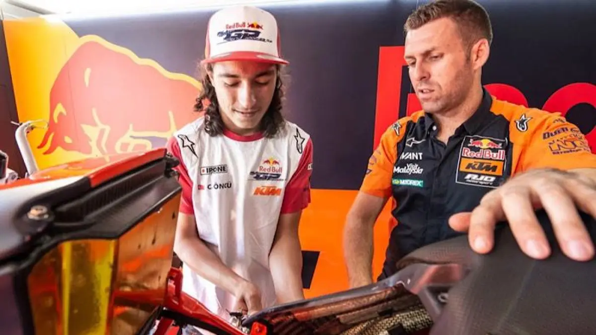 Hasil Moto3 GP Ceko 2026: Veda Ega Pratama tampil sensasional dari P20 ke P5, Hakim Danis juara, klasemen Moto3 makin panas jelang GP Belanda.(pinterest)