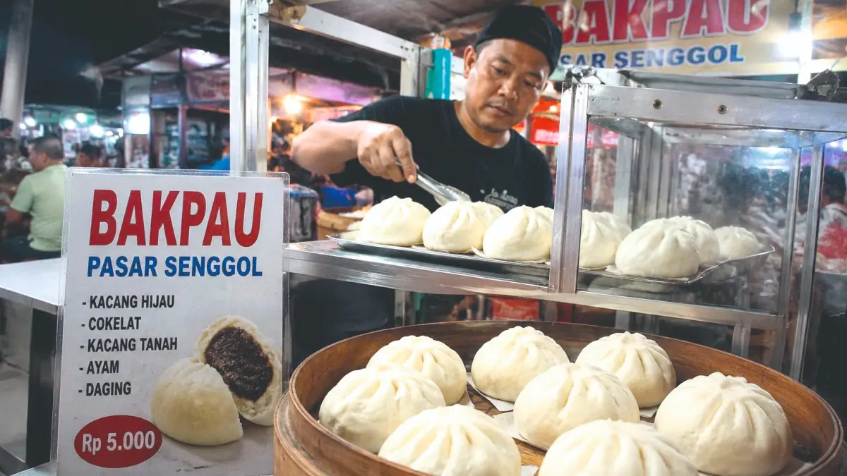 Keberadaan bakpao di Pasar Senggol menjadi bukti bahwa kuliner tradisional masih memiliki tempat di hati masyarakat.(ILUSTRASI AI)