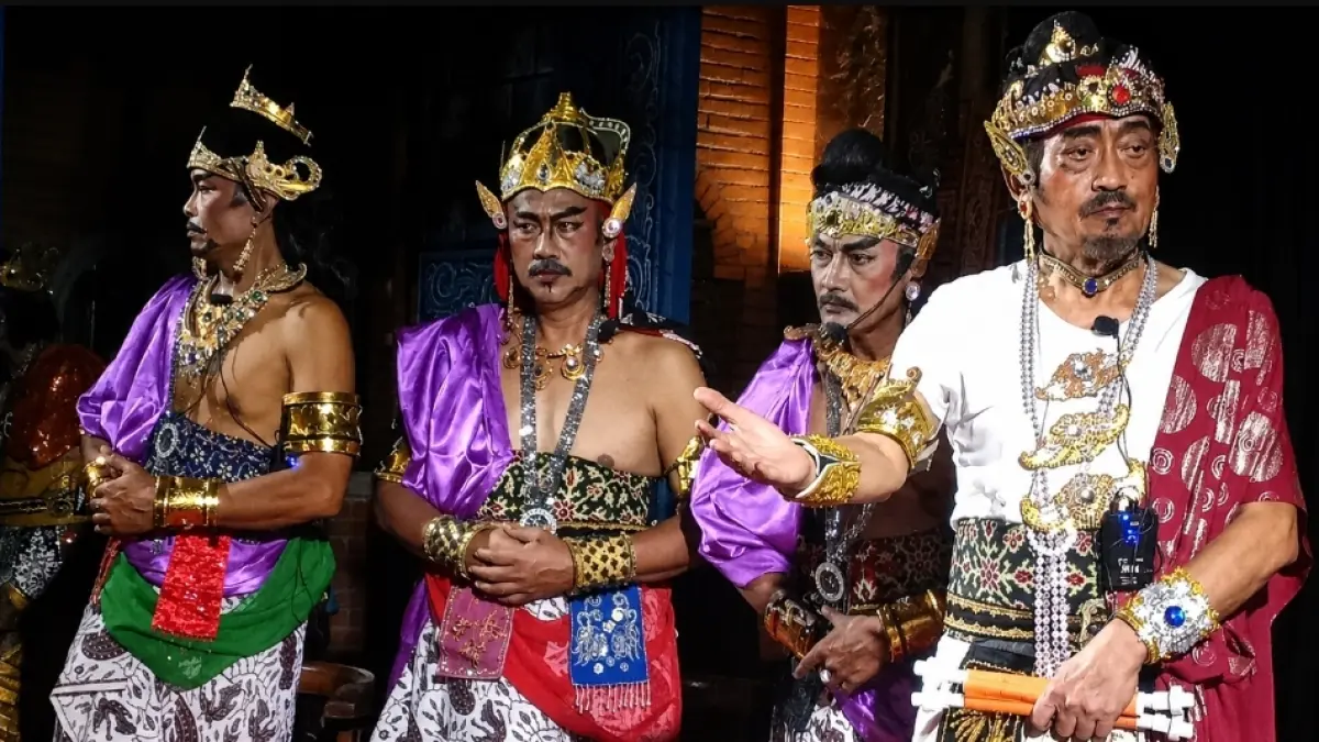 Dewan Pertimbangan PPAL Rayon Tulungagung, Laksda (Purn) Harry Yuwono, (baju putih) saat memerankan Mpu Tantular. (SANDY YUWANA/RADAR TULUNGAGUNG)