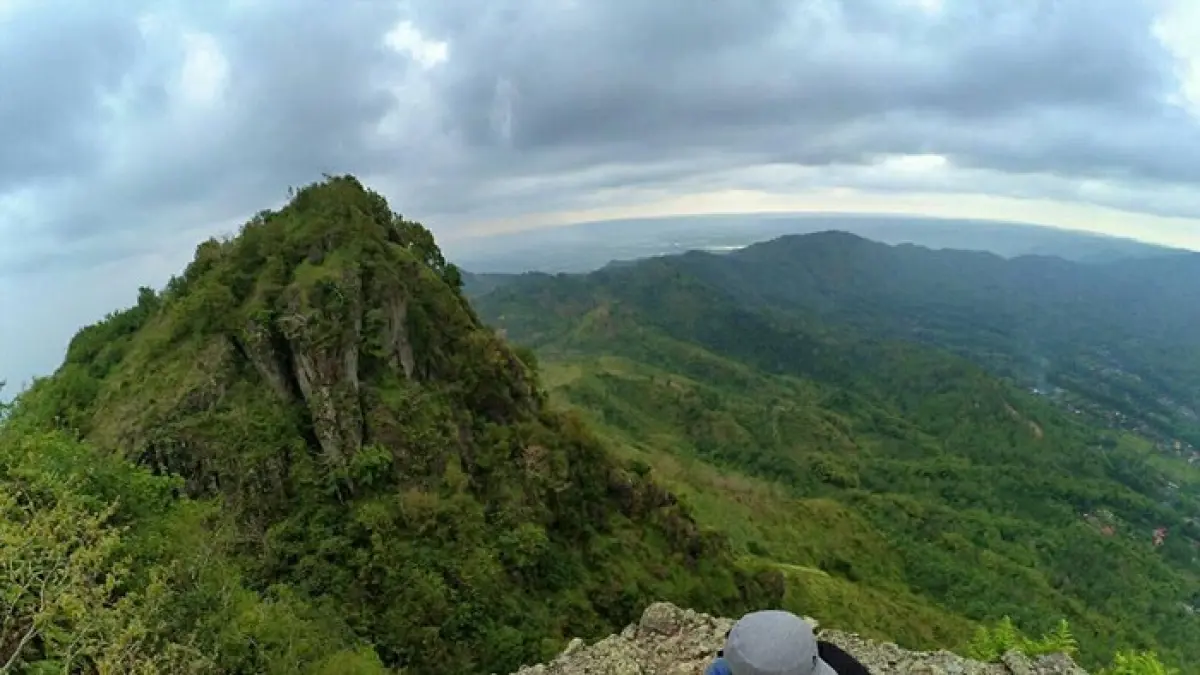 Gunung Budeg Tulungagung menyimpan legenda Joko Budek, sejarah gunung api purba, hingga jejak pertapaan era Majapahit dan Mataram (Pinterest).