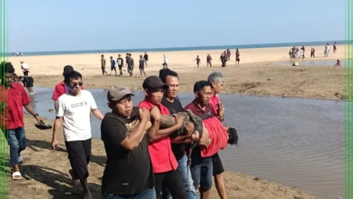 Warga di sekitar Pantai Dlodo membopong tubuh Anton Sujarwo yang terseret ombak pada Sabtu (27/6) lalu. (ISTIMEWA)