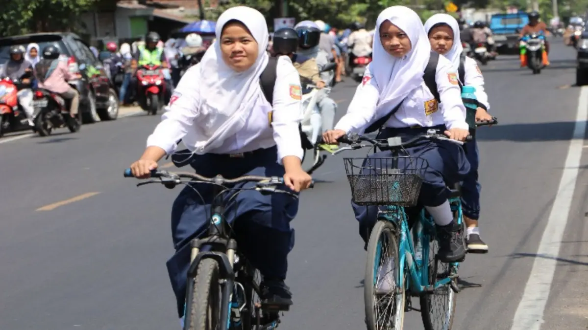 Beberapa siswa SMP saat pulang sekolah. Kini SPMB 2026 gelombang kedua dibuka 1–4 Juli untuk peserta yang belum lolos tahap pertama dan mengisi kursi kosong SMP negeri.(DOK. RATU)
