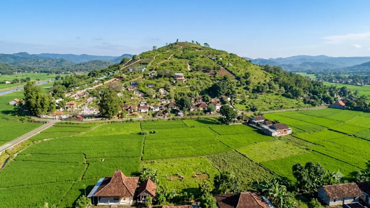 Gunung Bolo menjadi destinasi wisata alam yang mulai populer. Simak pesona panorama, aktivitas menarik, dan daya tarik pegunungan ini.