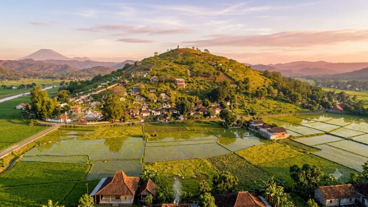 Gunung Bolo mulai ramai diburu wisatawan. Simak pesona alam, panorama pegunungan, dan daya tarik destinasi yang sedang naik daun ini.