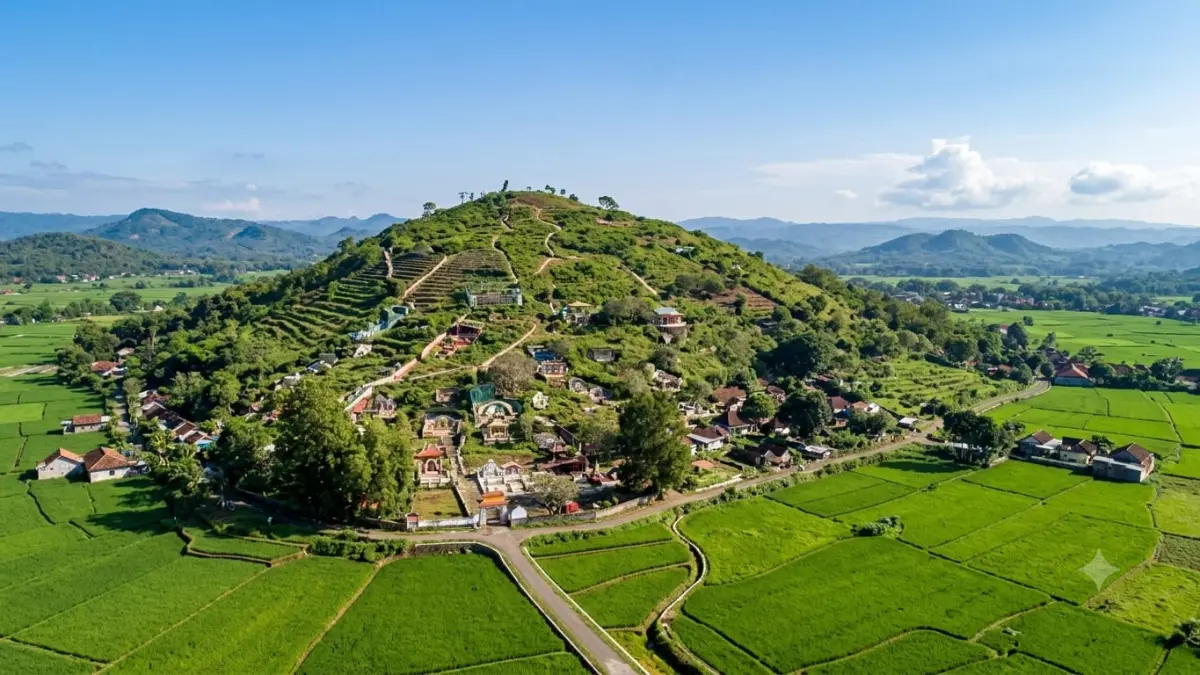 Gunung Bolo semakin populer sebagai wisata alam. Simak pesona panorama, aktivitas menarik, dan alasan destinasi ini layak dikunjungi.
