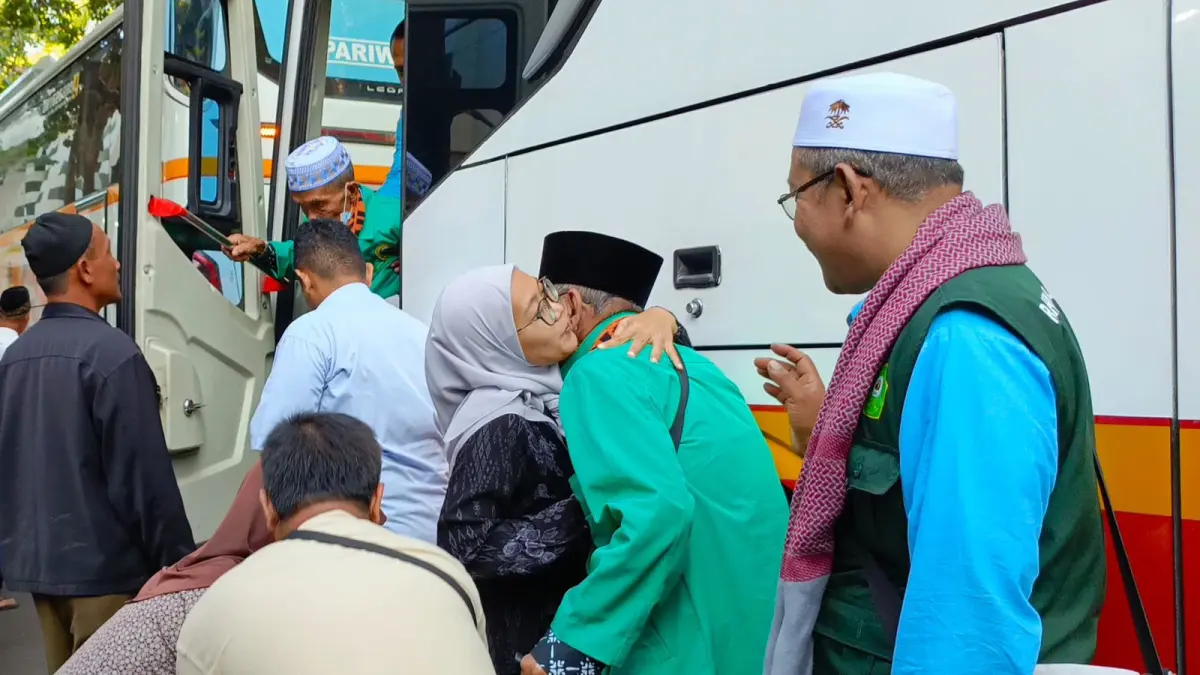 Jemaah haji kloter 103 disambut keluarga di area Masjid Agung Al Munawwar.(RAHIIQ AL BACHRI/RATU)
