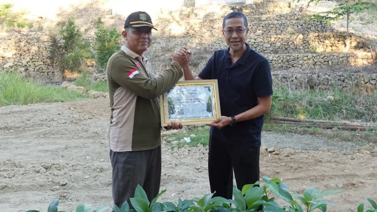 Kepala BJPS Ketenagakerjaan Trenggalek Bowo bersama Kades Tegaren Heri Supriyanto