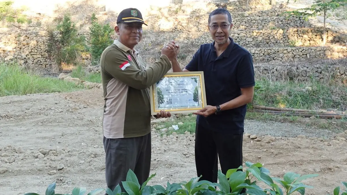 Kepala BPJS Ketenagakerjaan Trenggalek Bowo (baju hitam) bersama Kepala Desa Tegaren, Heri Supriyanto.&nbsp;(DOK. BPJS KETENAGAKERJAAN)