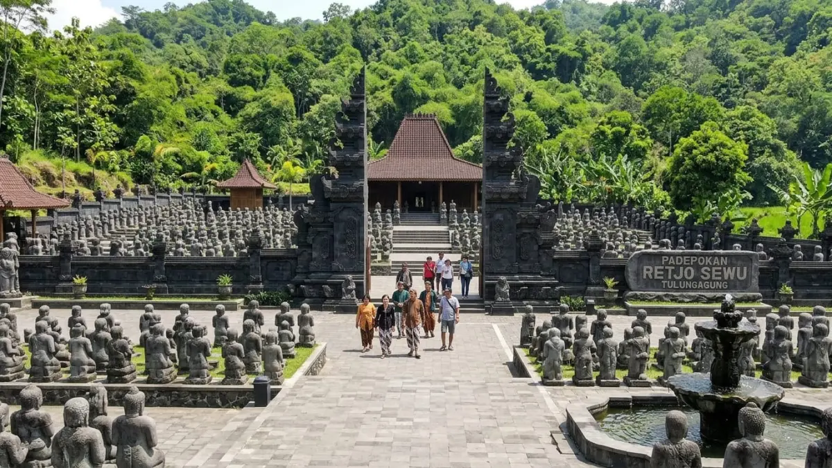 Padepokan Retjo Sewu Tulungagung semakin viral. Simak sejarah, daya tarik, dan suasana khas yang membuat banyak orang penasaran.