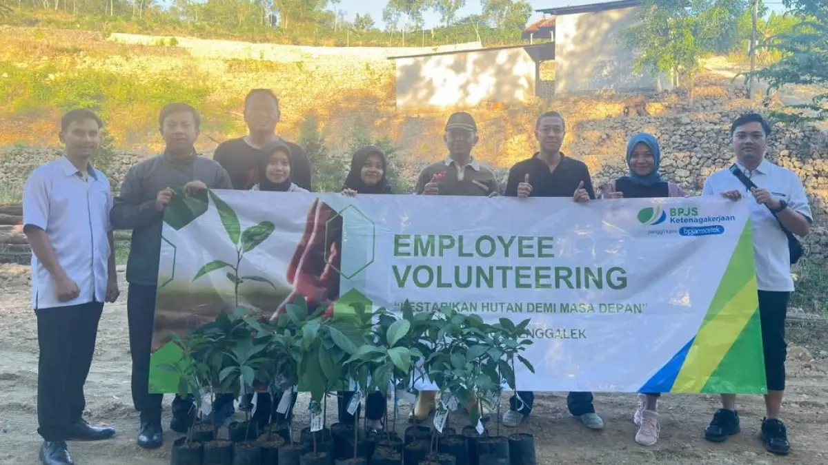 Pegawai BPJS Ketenagakerjaan Trenggalek melakukan employee volunteering di Desa Tegaren, Kecamatan Tugu