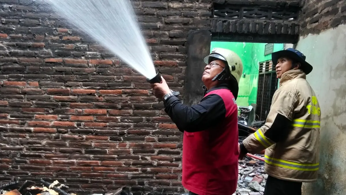 Personel Damkar Tulungagung memadamkan api yang menghanguskan rumah Suprapti, waraga Desa Tapan, Kecamatan Kedungwaru, pada Minggu (28/6/2026) siang.(DPKP UNTUK RADAR TULUNGAGUNG)