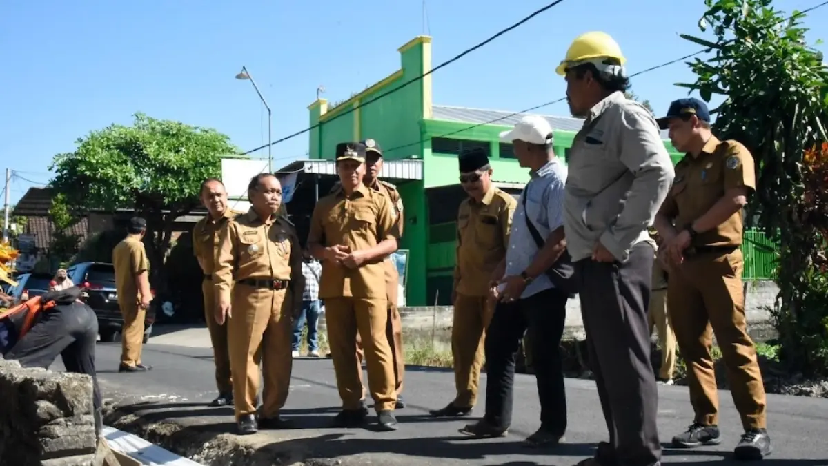 Plt Bupati Tulungagung Ahmad Baharudin saat meninjau jalan Betak-Kalidawir, Senin 29 Juni 2026. (PROKOPIM/RADAR TULUNGAGUNG)