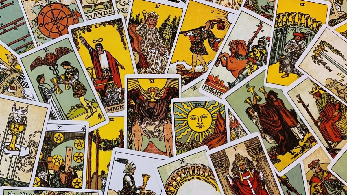Ramalan tarot hari ini banyak dicari. Simak arti kartu tarot, cara membaca, dan alasan tarot semakin populer di media sosial.