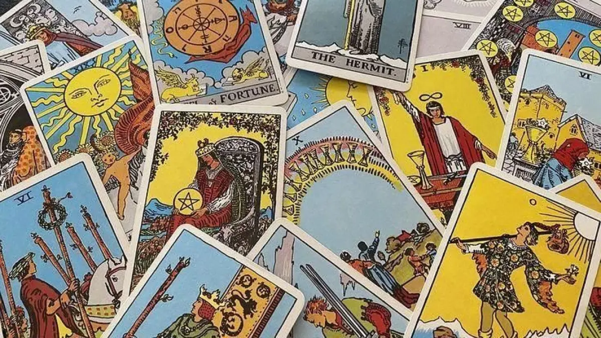 **Ramalan tarot semakin populer di media sosial. Ketahui arti kartu tarot, cara membacanya, dan fakta menarik di balik simbol-simbolnya.**