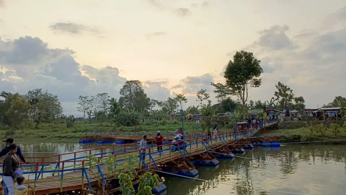 Warga tumpah ruah mengunjungi jembatan aoung di perbatasan Desa Gamping, Kecamatan Campurdarat dan Desa Tamban, Kecamatan Pakel, pada Sabtu (27/6/2026).(RAHIIQ AL BACHRI/RATU)