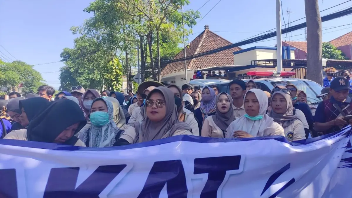 Aksi damai Forum Komunikasi Mitra SPPG Tulungagung di depan Kantor Pemerintah Kabupaten (Pemkab) Tulungagung, Selasa (30/6/2026).(SANDY YUWANA/RADAR TULUNGAGUNG)