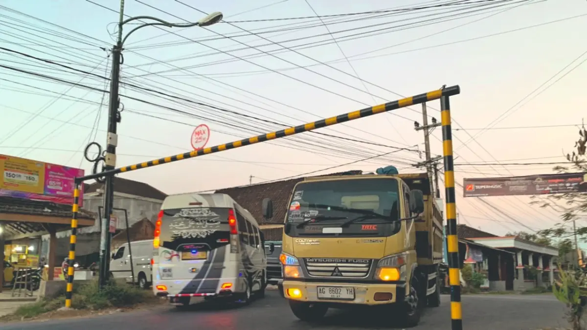 Dishub Tulungagung memasang portal di empat titik di sekitar Jembatan Gondang 1 untuk menghalau truk besar melintas.(SANDY YUWANA/RADAR TULUNGAGUNG)