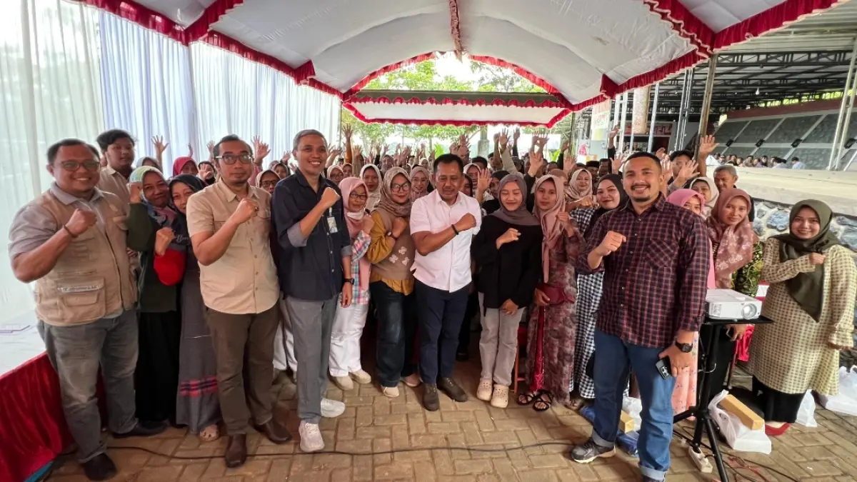 Heru Tjahjono berfoto bersama warga Kecamatan Pagerwojo seusai melakukan sosialisasi bersama BPJS Ketenagakerjaan, Sabtu (27/6). 
