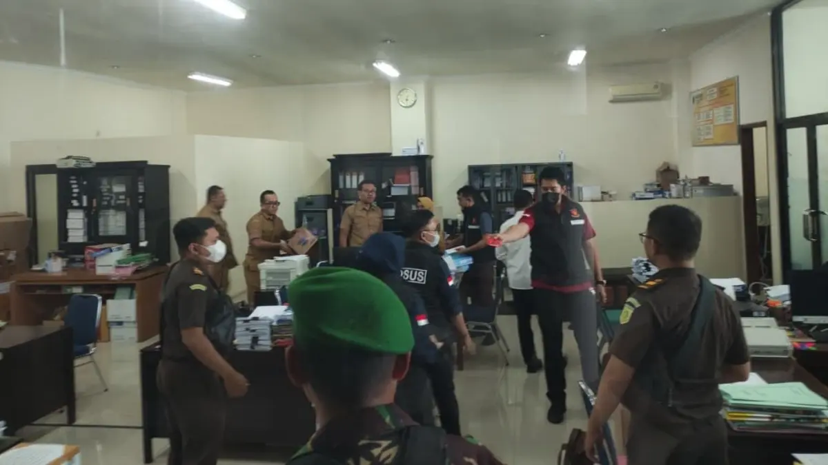 Kejari Tulungagung menggeledah kantor BPKAD serta disbudpar dalam penyidikan dugaan korupsi pengadaan tanah Griya Kanjengan tahun 2022, hari ini (30/6/2026).(RAHIIQ AL BACHRI/RADAR TULUNGAGUNG)