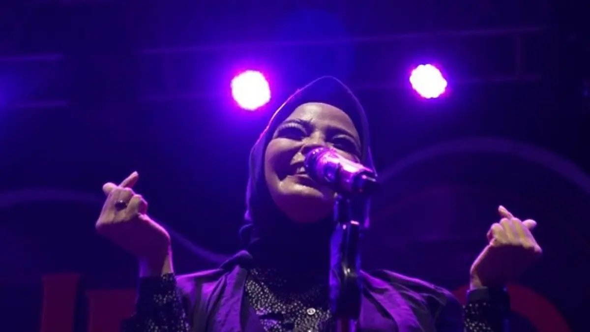 Kolaborasi Mila DA7 dan Tantri Kotak di Band Akademi Indosiar menuai pujian. Penampilan mereka bersama peserta sukses bikin penonton merinding.(Gemini AI)