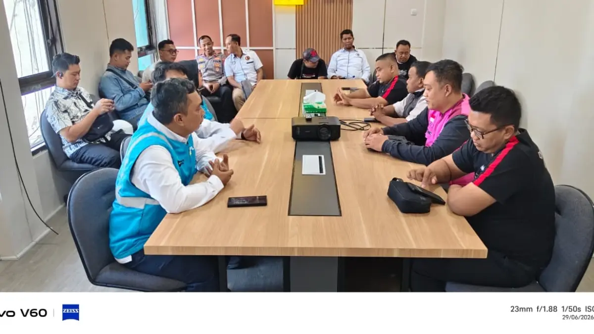 Ormas 212 Loro Siji Loro Rakyat Makmur Sejahtera mendatangi kantor PLN Tulungagung pada Senin (29/6).(DANA UNTUK RADAR TULUNGAGUNG)