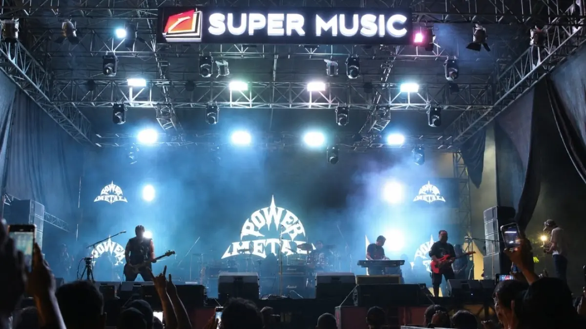 Penampilan grup band Power Metal membius penonton di GOR Lembu Peteng