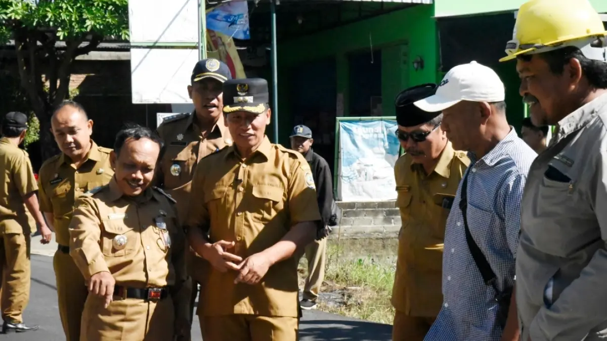 Plt Bupati Tulungagung Ahmad Baharudin meninjau perbaikan jalan di wilayah Kecamatan Kalidawir, Senin (29/6).