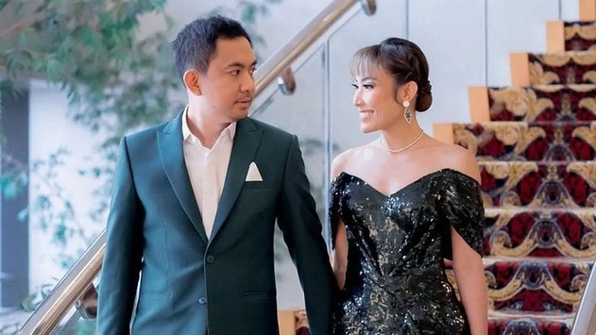 Rumah tangga Ayu Dewi dan Regi Datau kembali disorot usai anniversary ke-14 dirayakan terpisah. Benarkah sedang retak?(Gemini AI)