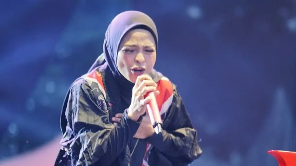 Tantri Kotak menangis saat membawakan lagu Ibu Pekerja. Lagu ini mewakili perjuangan para ibu yang harus bekerja demi keluarga.(Gemini AI)