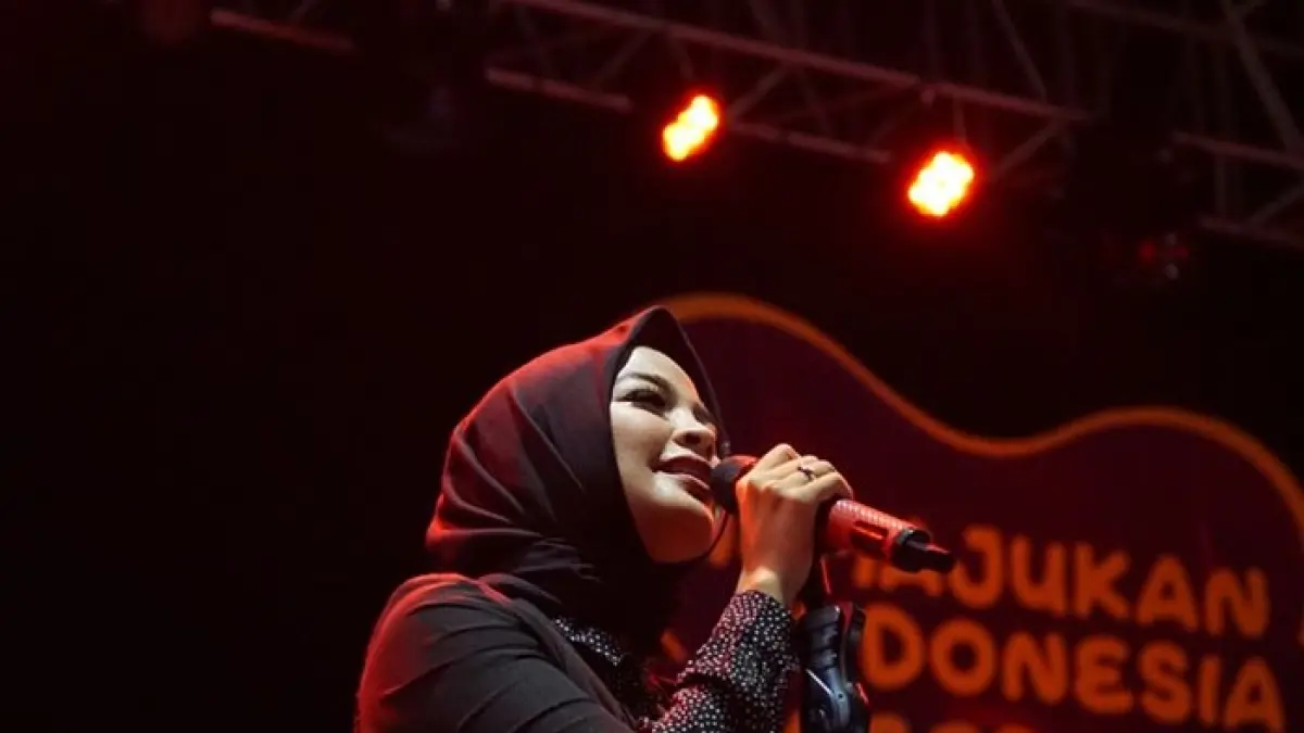Tantri Kotak menangis usai mendapat hadiah mobil listrik Volvo EX30 dari Arda. Momen romantis keduanya sukses membuat publik ikut haru.(Gemini AI)