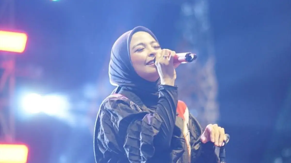 Tantri Kotak mengaku diduga menjadi korban penipuan oleh sahabatnya sendiri. Ia menyebut tabungan anak ikut raib dan kerugian para korban mencapai Rp10 miliar.(Gemini AI)