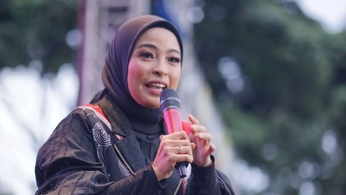 Tantri Kotak mengaku diduga menjadi korban penipuan sahabatnya sendiri. Tabungan anak disebut ikut raib dan kerugian diklaim mencapai miliaran.(Gemini AI)