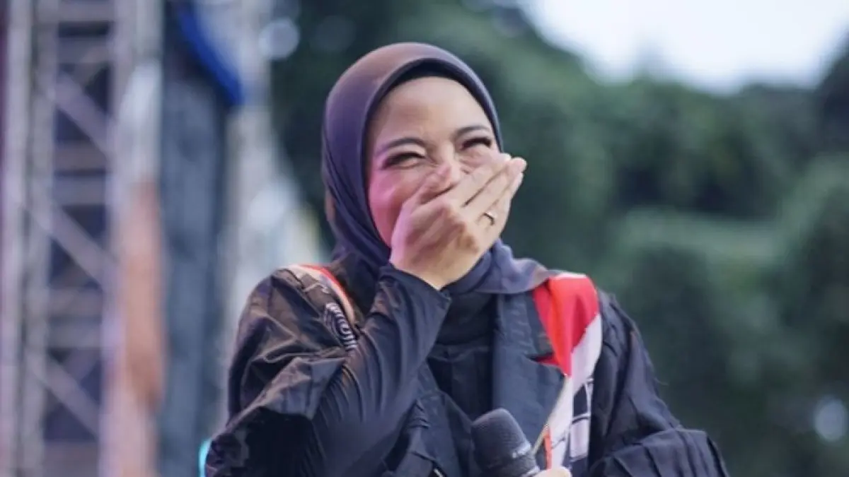 Tantri Kotak mengaku menjadi korban dugaan penipuan hampir Rp10 miliar oleh teman dekatnya. Terduga pelaku disebut menghilang sejak tiga hari.(Gemini AI)