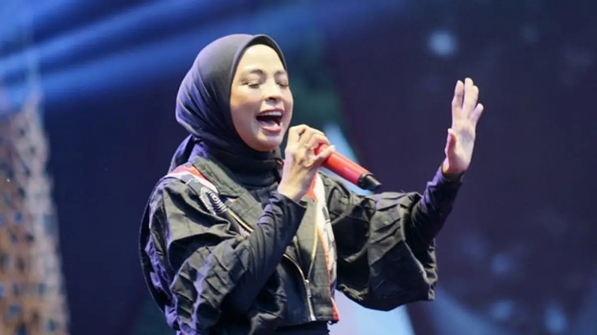 Tantri Kotak mengaku menjadi korban penipuan sahabat sendiri. Tabungan anak diduga raib, sementara total kerugian disebut mencapai Rp10 miliar.(Gemini AI)