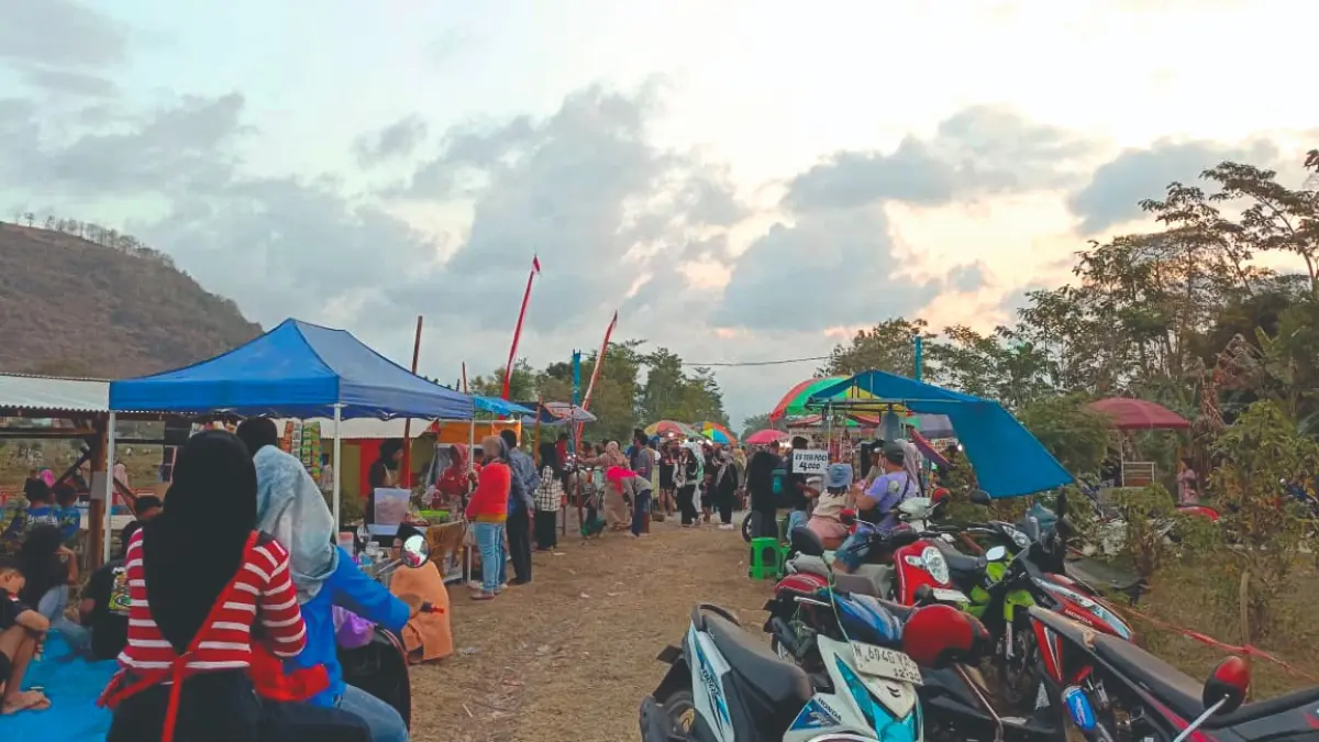 Warga sekitar Jembatan Apung memilih menghabiskan waktu di sore hari sambil beli jajanan di pedagang kecil.(RAHIIQ AL BACHRI/RADAR TULUNGAGUNG)