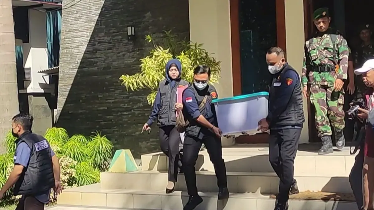 Kejari Tulungagung mengamankan sejumlah dokumen yang berkaitan dengan kegiatan pengadaan tanah Griya Kanjengan, Selasa (30/6/2026).(RAHIIQ AL BACHRI/RADAR TULUNGAGUNG)
