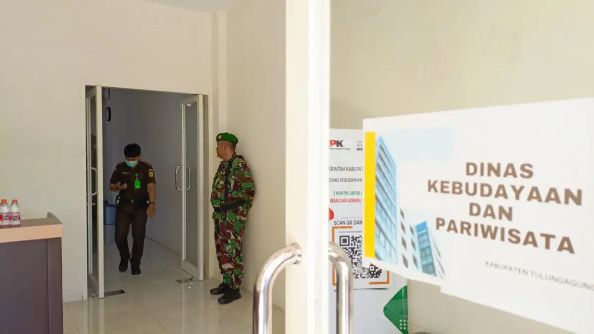 Kejari Tulungagung menggeledah kantor BPKAD serta disbudpar dalam penyidikan dugaan korupsi pengadaan tanah Griya Kanjengan tahun 2022, Selasa (30/6/2026).(RAHIIQ AL BACHRI/RADAR TULUNGAGUNG)