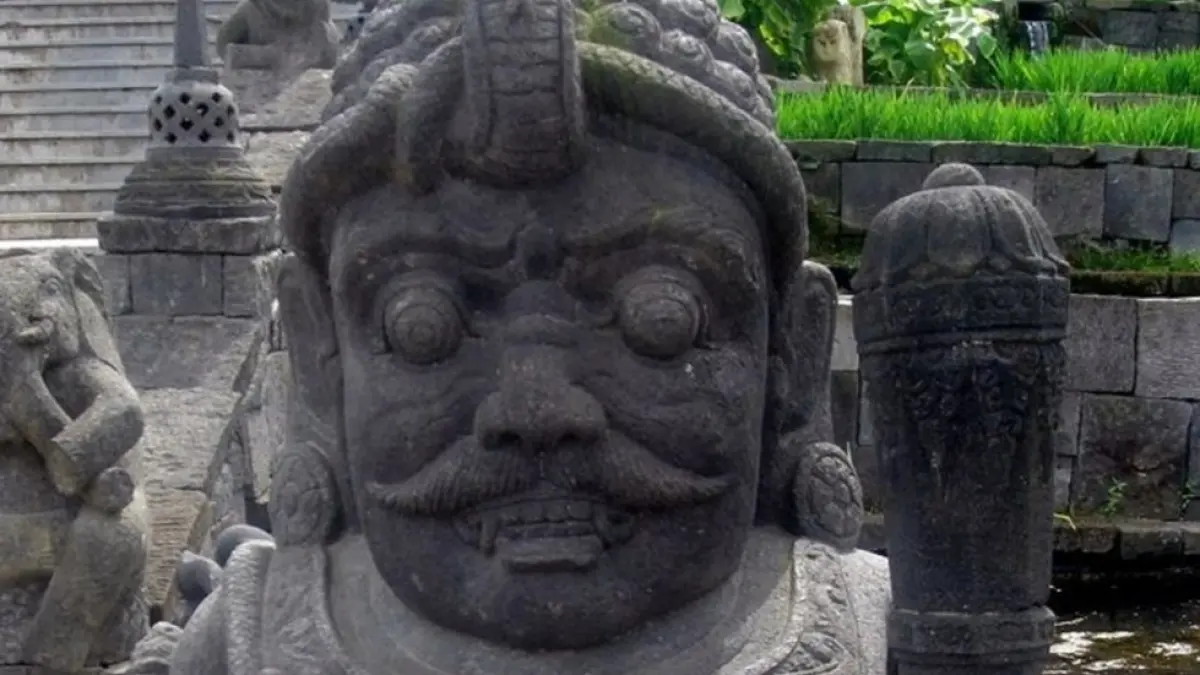 Villa Reco Pentung Tulungagung kini terbengkalai. Bangunan megah bekas tempat singgah pendiri pabrik rokok legendaris ini menyimpan sejarah menarik.