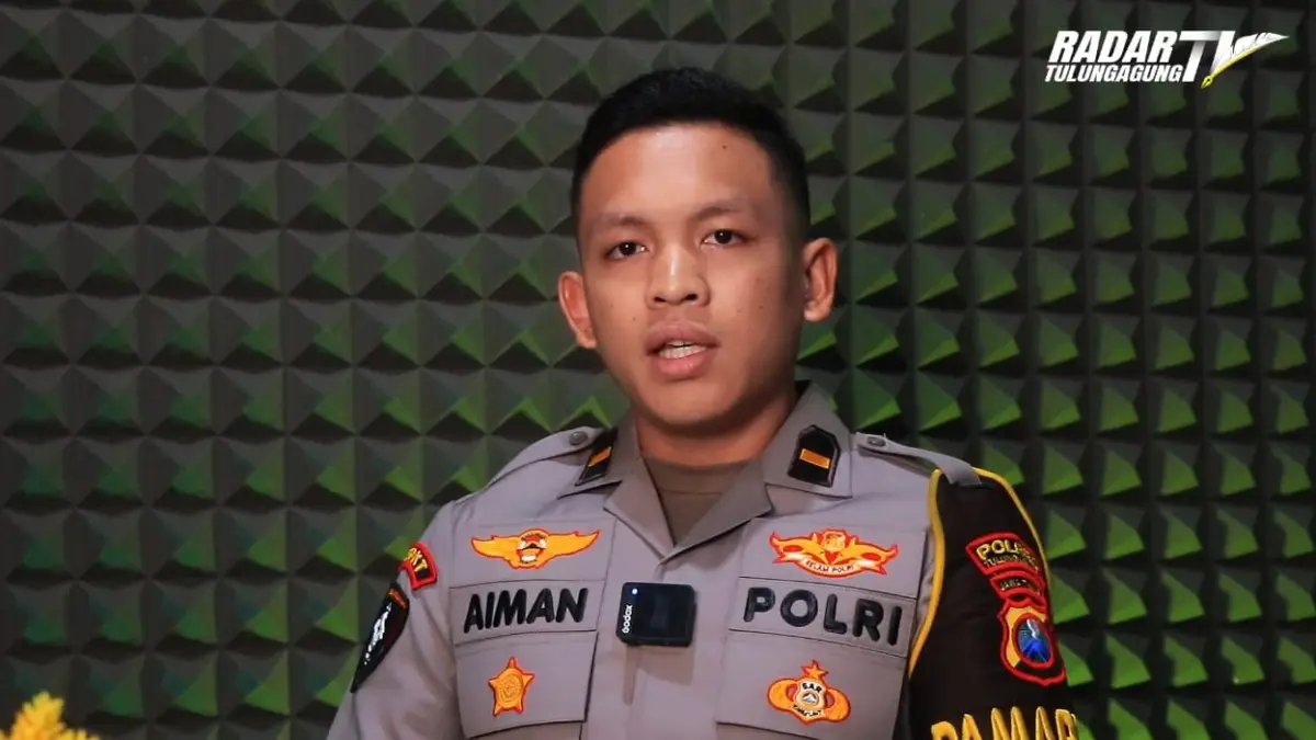 Pamapta 1 Polres Tulungagung, Ipda Aiman Dzaky Rahadian, saat menjelaskan layanan darurat Polri 110 beberapa waktu lalu.(RADAR TULUNGAGUNG TV)