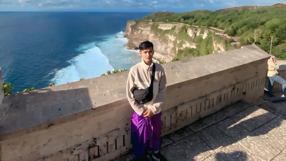 Egi Prayoga, konten kreator asal Tulungagung, saat berkarya di salah satu tempat wisata di Pulau Dewata, Bali, beberapa waktu lalu.