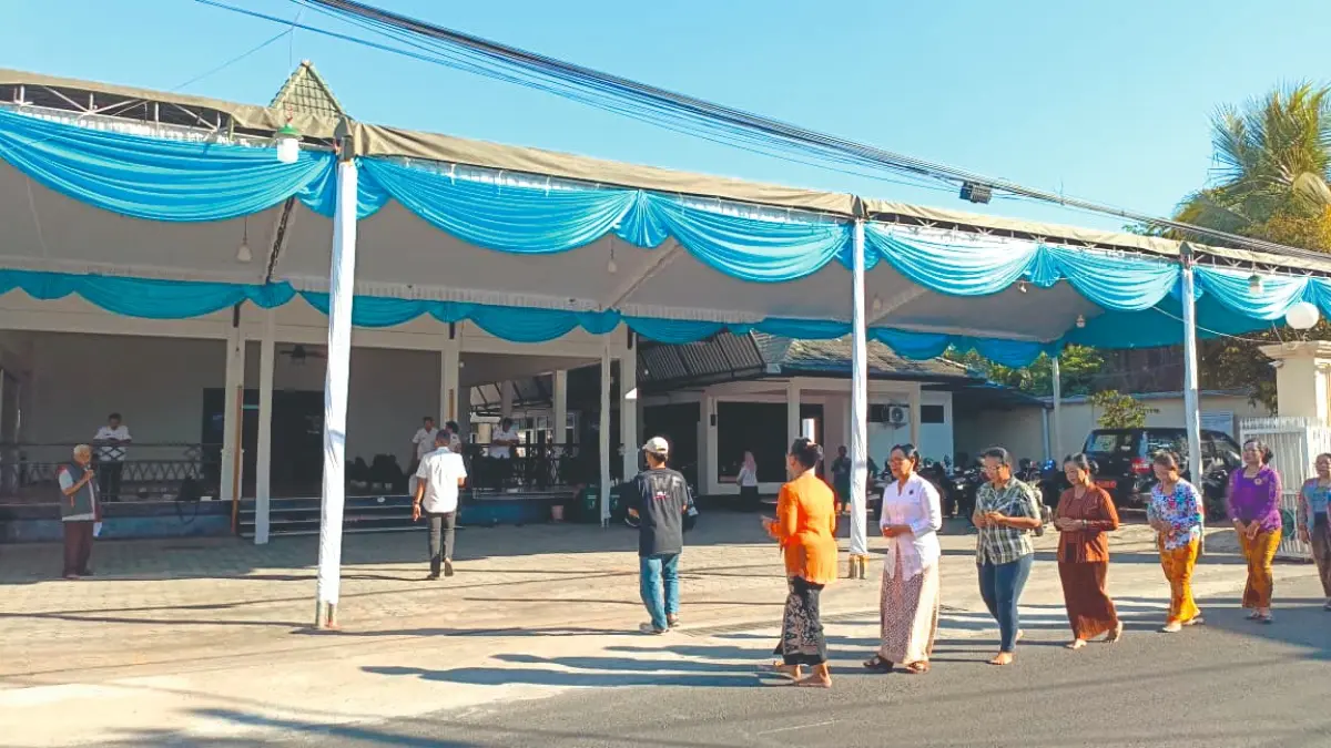 Pengisi acara Jamasan Kyai Upas melaksanakan latihan di area Dalem Kanjengan, kemarin. Kejari Tulungagung akan melakukan pendalaman usai menggeledah sejumlah kantor OPD.(RAHIIQ AL BACHRI/RADAR TULUNGAGUNG)