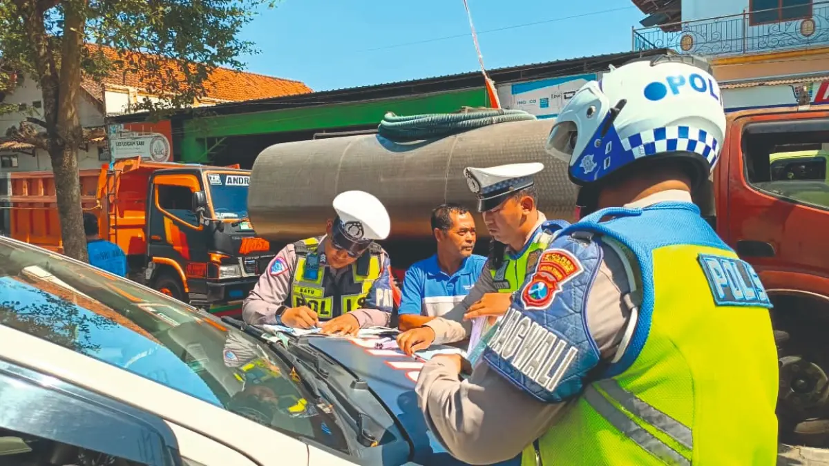 Salah satu sopir truk yang nekat melintasi jalur alternatif Simpang Empat Cabe dikenai sanksi tilang, kemarin.(RAHIIQ AL BACHRI/RADAR TULUNGAGUNG)