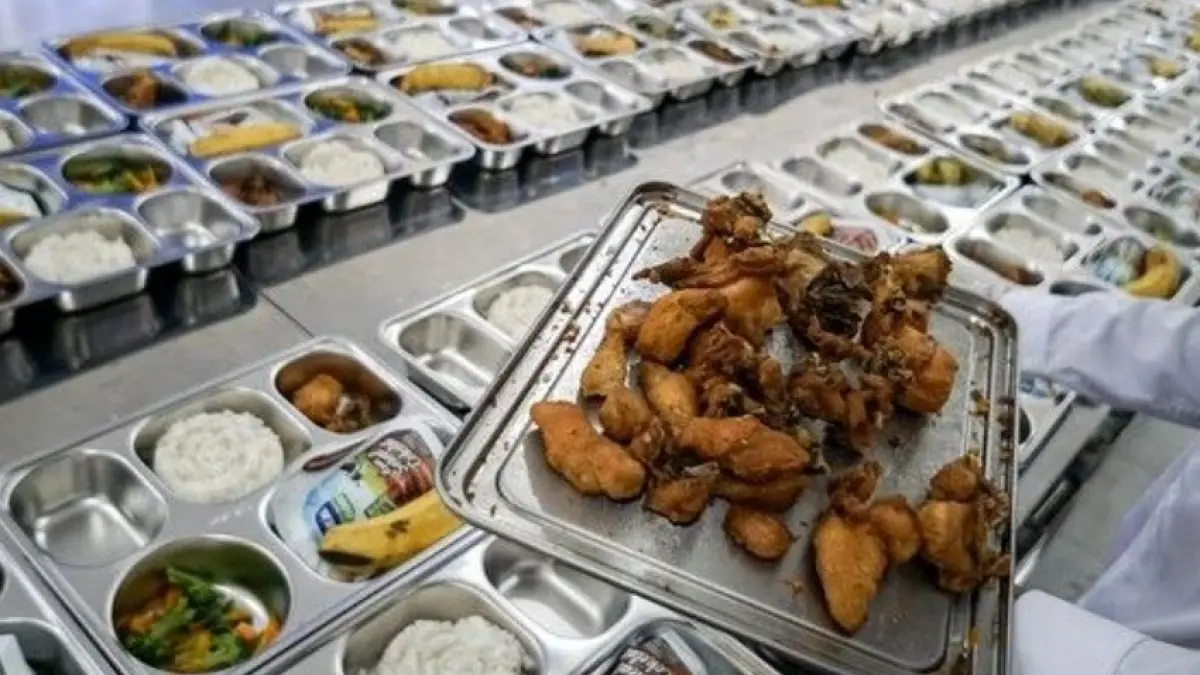 Standar dapur SPPG untuk Program Makan Bergizi Gratis mencakup pemeriksaan bahan, penyimpanan, pengolahan makanan, hingga sanitasi wadah secara higienis.