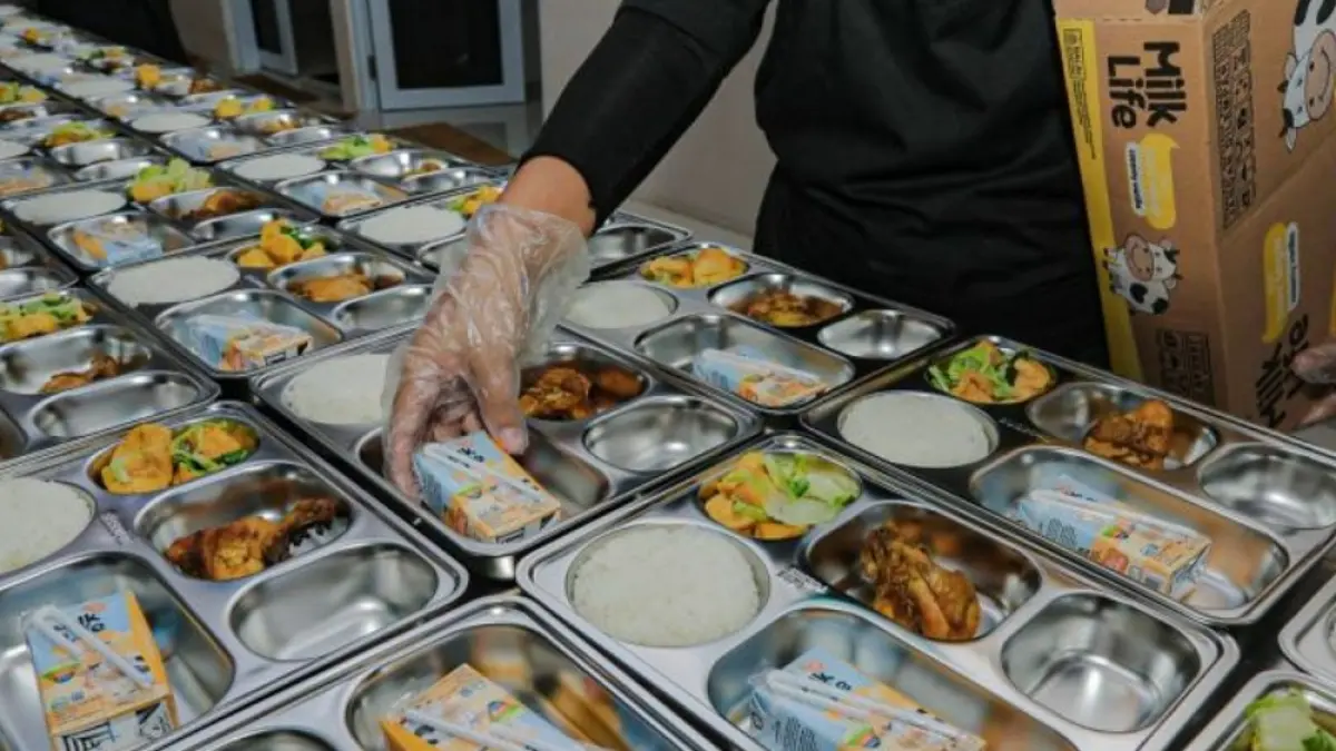 Syarat dapur MBG sesuai standar BGN wajib dipenuhi, mulai sanitasi, higiene, APD, suhu memasak, hingga pemasangan CCTV di dapur.