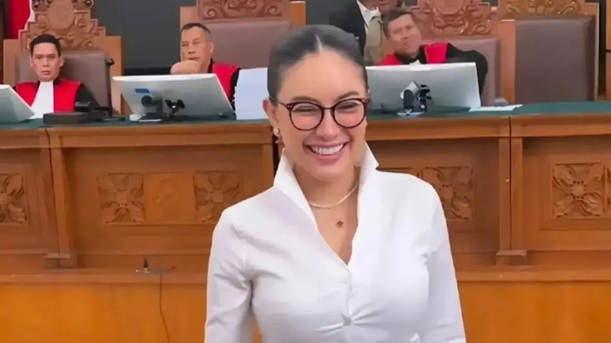 Nikita Mirzani dan Reza Gladis kembali berseteru. Dugaan uang Rp4 miliar, rekaman suara, hingga sidang PK terbaru menjadi sorotan publik.(Gemini AI)