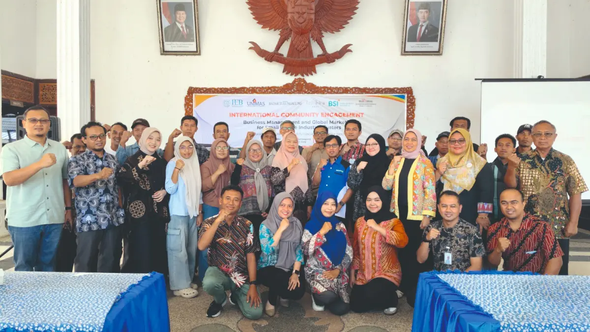 Pematari dari FEB UNS, UNIMAS, dan peserta dari UMKM marmer berfoto bersama di Balai Desa Campurdarat, Tulungagung, Kamis (2/7/2026). Para pelaku usaha mendapat banyak wawasan mengenai strategi marketing di pasar global.(DR PERDANA/RADAR TULUNGAGUNG)