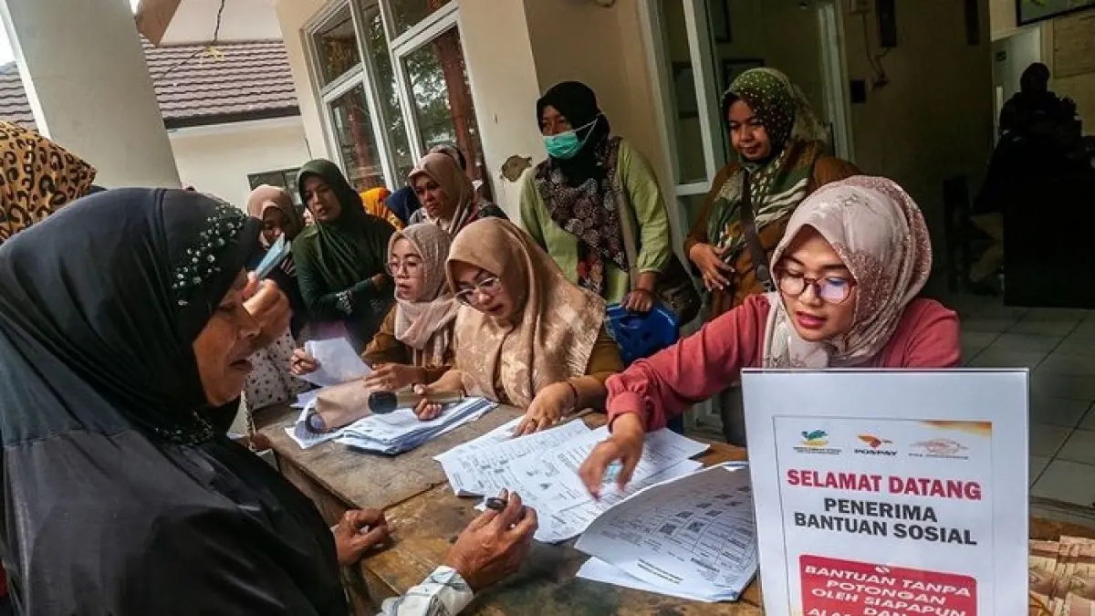 PKH BPNT Tahap 2 kembali cair di sejumlah daerah melalui KKS Bank Mandiri. Simak daftar wilayah penerima dan jadwal bantuan beras Juli 2026.(Gemini AI)